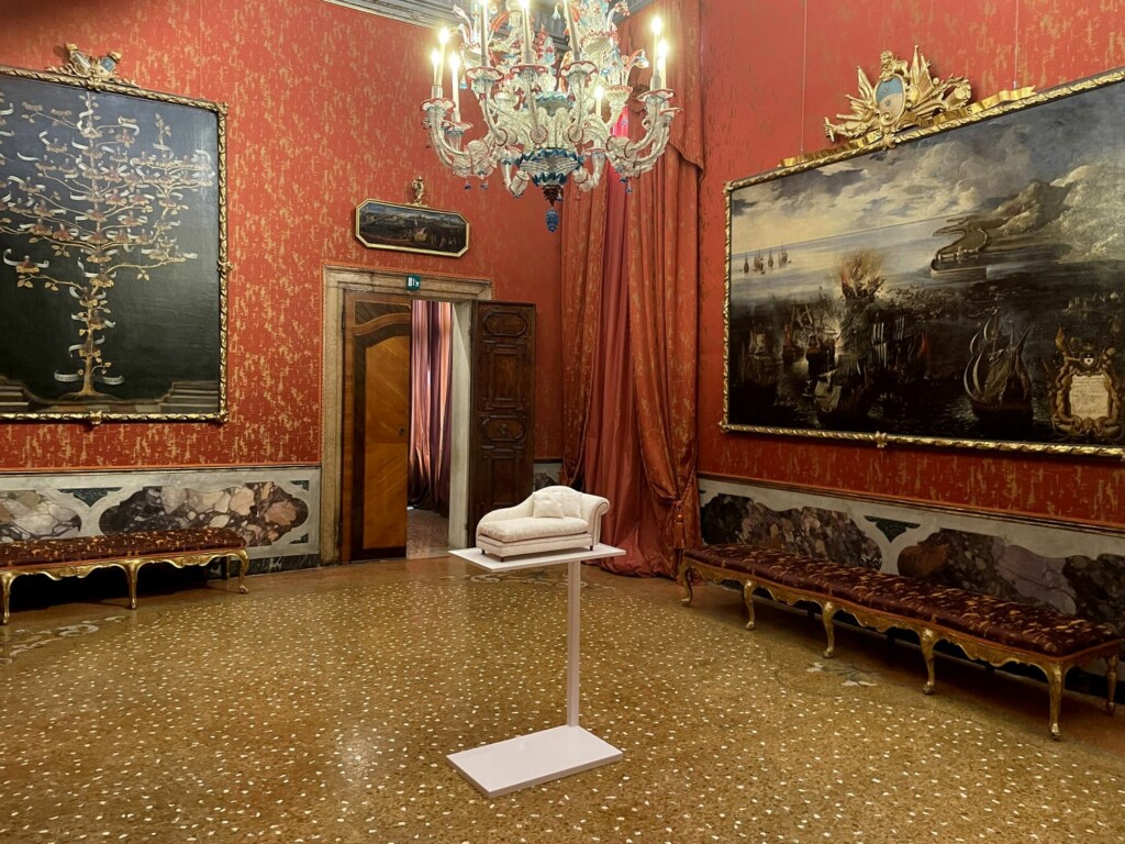 Es-senze: a Palazzo Mocenigo dodici stanze con le opere profumate degli artisti