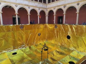 Gold Digger: la grande installazione che ha trasformato in oro un intero convento