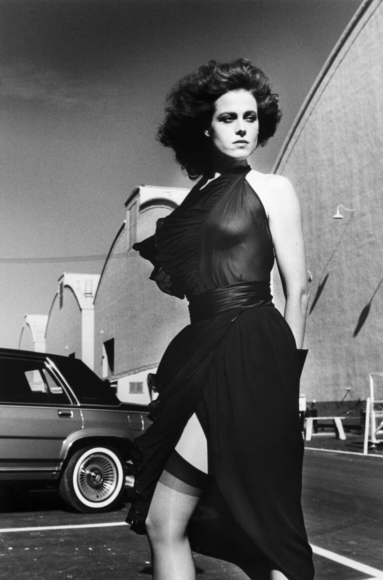 Helmut Newton, Sigourney Weaver at Warner Bros, Burbank 1983_copyright Helmut Newton Foundation (794x1200)