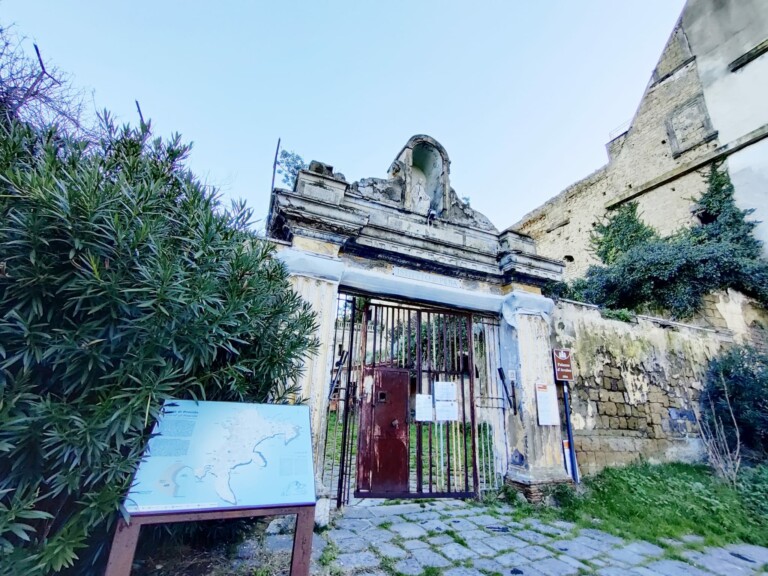 La location. L'ingresso di Palazzo d'Avalos