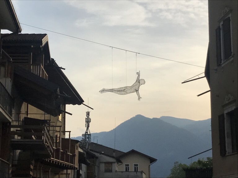 Cédric Le Borgne, L'uomo volante, Borgo Valsugana, ph Claudia Giraud