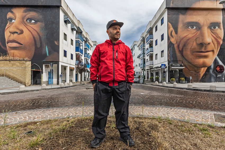 4 Napoli Daniele Sanzone, cantante del gruppo A67 che coniuga hip hop e musica neomelodica, a Scampia davanti all’opera dello street artist napoletano Jorit, che raffigura Pasolini e Angela Davis