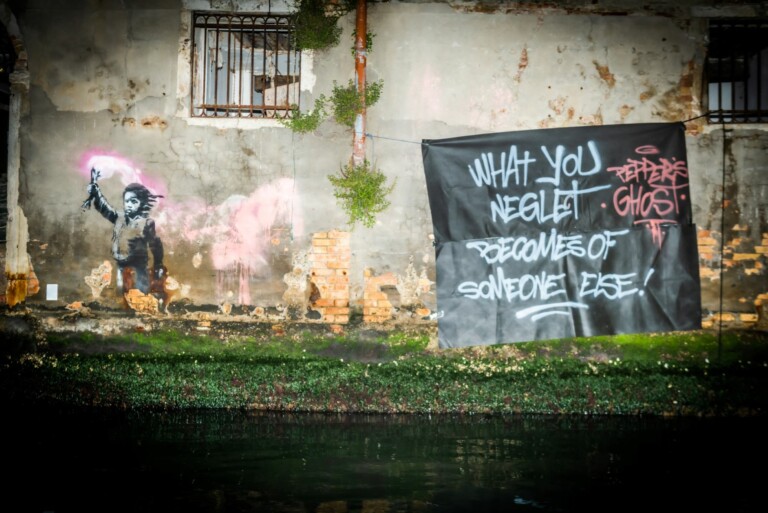 ABC 8867 copia Arriva alla Stazione Centrale di Milano l'opera che Banksy ha realizzato a Venezia