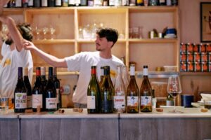 Allegri Illustratori in enoteca. Il progetto itinerante parte da Milano