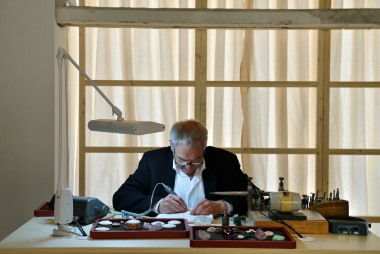 Artisan at work Cartier Lola Moser ©Michelangelo Foundation