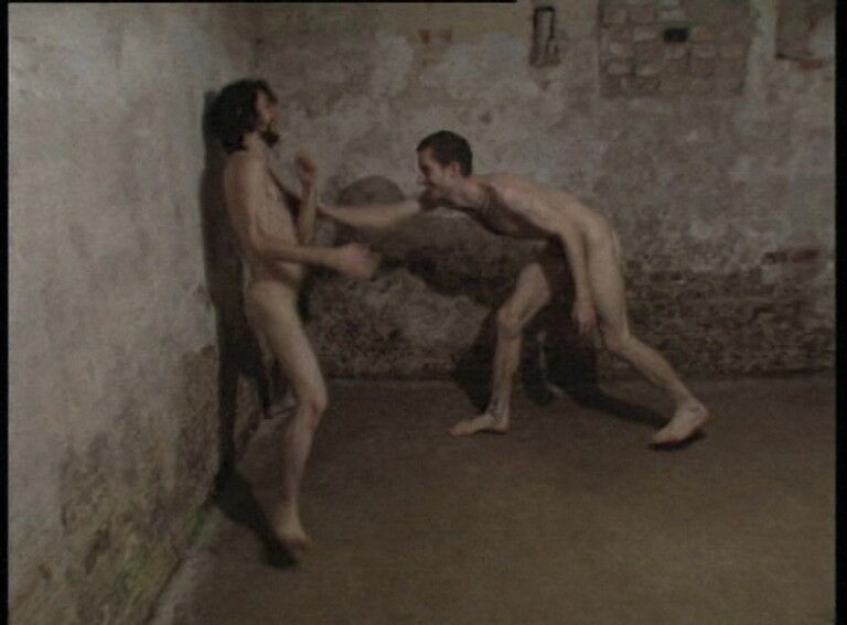 Artur Żmijewski, Game of Tag, 1999, still video. Courtesy Foksal Gallery Foundation, Varsavia & Galerie Peter Kilchmann, Zurigo