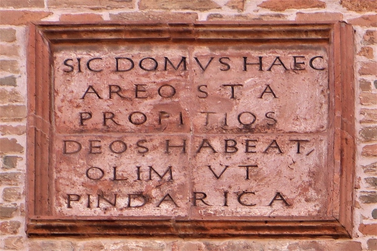 Epigrafe sulla facciata della casa di Ariosto in via Ariosto a Ferrara