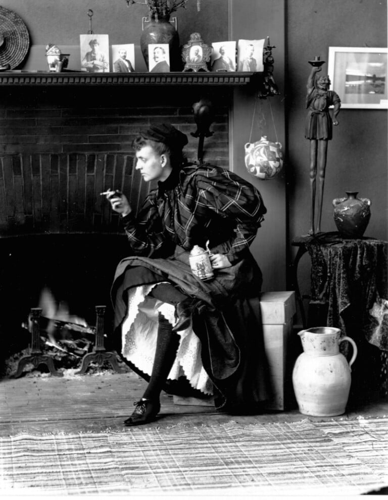 Frances Benjamin Johnston, Autoritratto con sigaretta e boccale di birra, nel suo studio, 1896. Washington D.C., Library of Congress