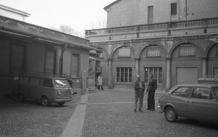 Baldo Pellegrini, apertura della Galleria Milano nella nuova sede, cortile di via Manin, 1973 Courtesy Galleria Milano