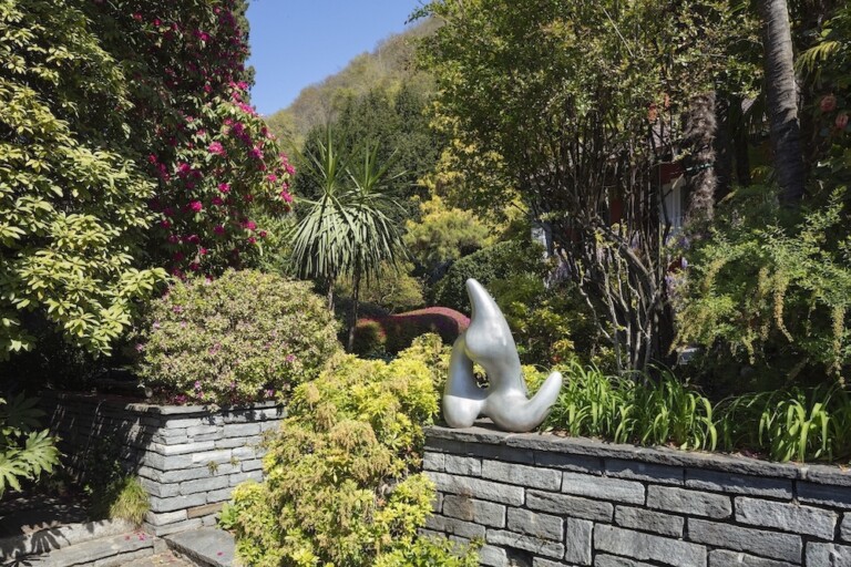 Giardino Ronco dei Fior, In primo piano HansJean Arp, Astro sognante, 1958, Fondazione Marguerite Arp, Locarno. Foto Roberto Pellegrini, Bellinzona