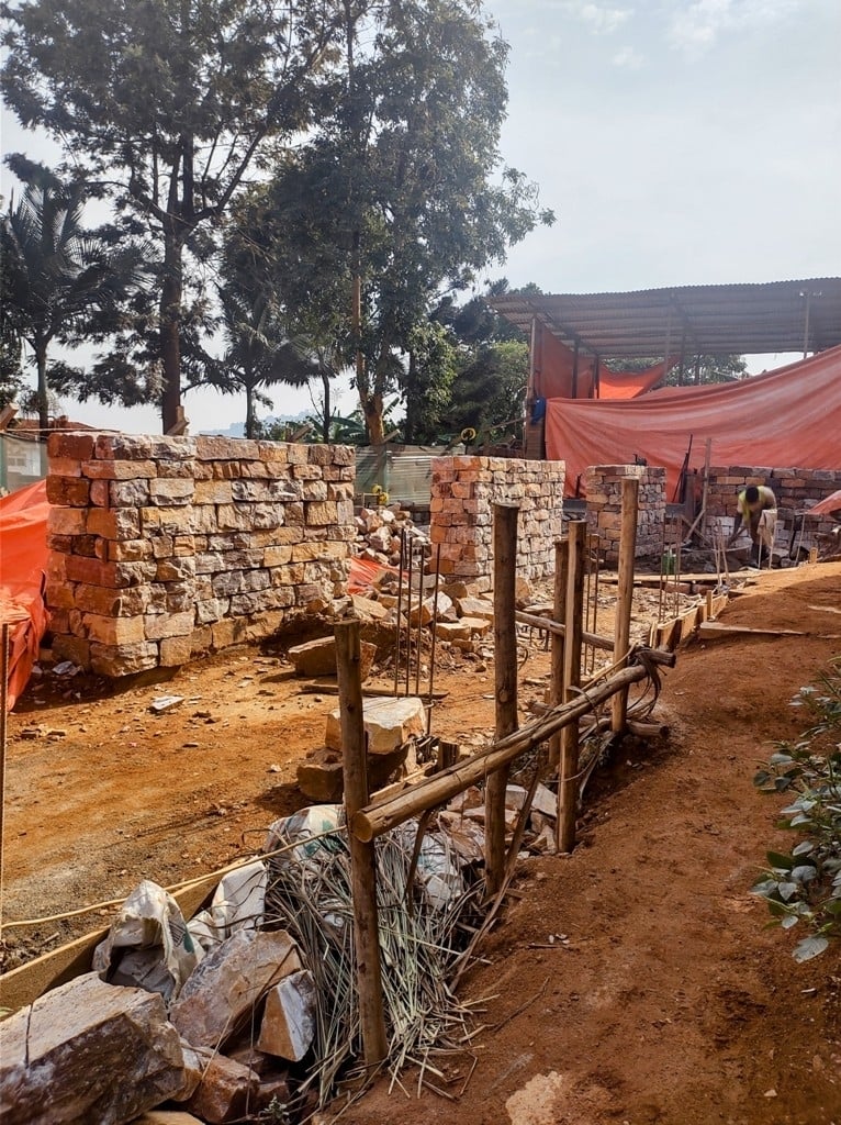 Gli studi d’artista in costruzione al 32° East di Kampala. Photo Andrew Katunguka