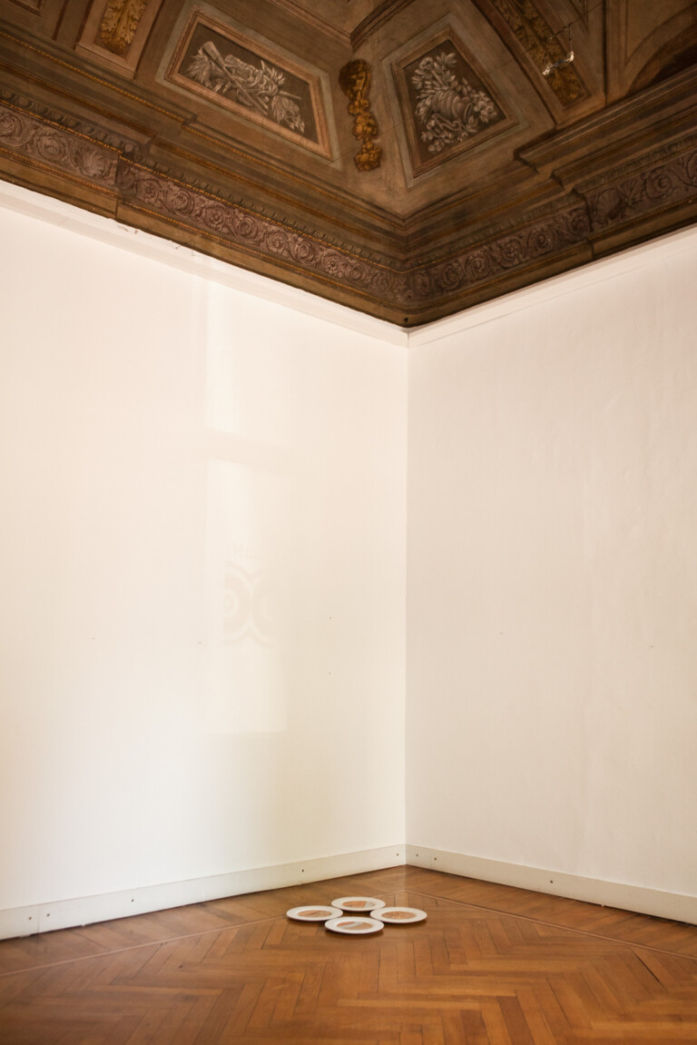 Paolo Inverni, Ora è il tempo di sempre, 2011 Porcellana, pigmenti 2 x 66 x 66 cm (4 elementi, 2 x Ø 32 cm ciascuno). Courtesy Galleria Milano e l’artista. Ph. Paolo Belletti