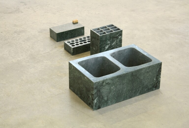 Italo Zuffi, La replica, 2007, marmo verde del Guatemala e travertino rosso, cm 110 x 28 x 25