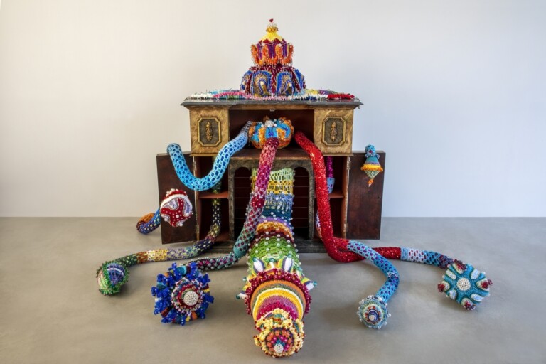 Joana Vasconcelos, Caldi abbracci, 2022. Courtesy Mimmo Scognamiglio Artecontemporanea, Milano