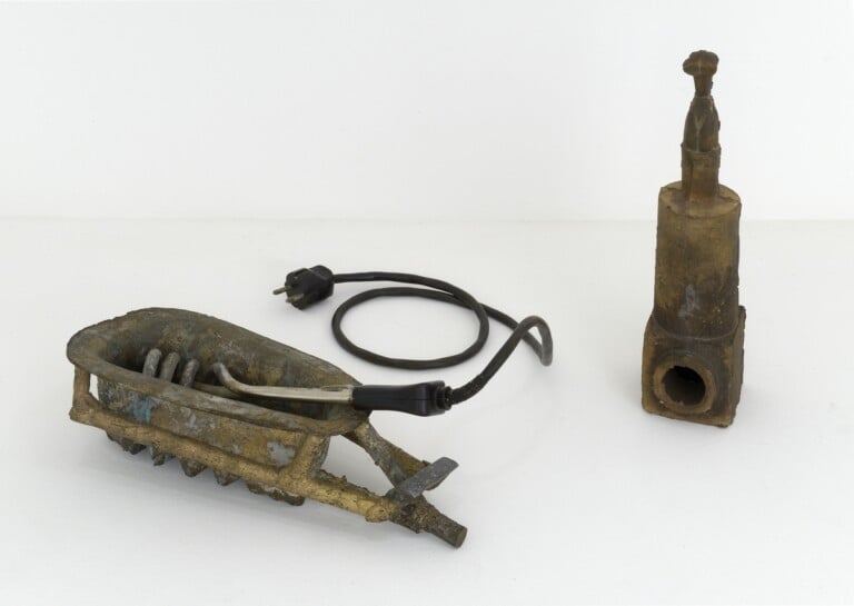 Joseph Beuys, Badewanne für eine Heldin, Guß 1984, Figur (Ofen), 1950, Wanne 1961. Photo Charles Duprat