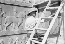 Joseph Lindon Smith al lavoro sul particolare della delegazione Scita dei rilievi della scala orientale dell’Apadana, Persepoli, Iran, 1935. Credits Oriental Institute, Chicago