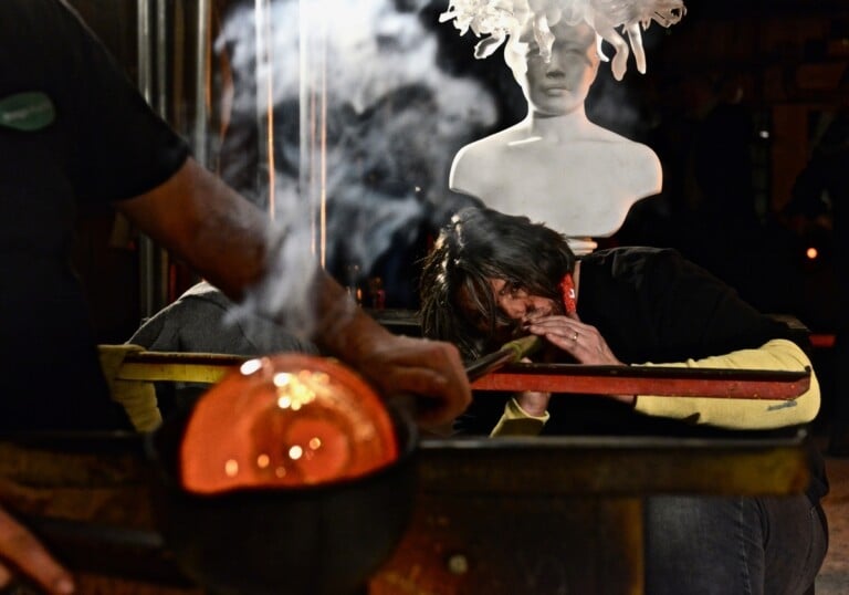 Koen Vanmechelen nella fornace di Berengo Studio con White Medusa. Photo credit Edward Smith