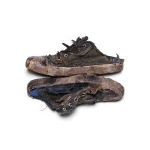 Rovinate, no, distrutte: le nuove sneaker di Balenciaga fanno discutere