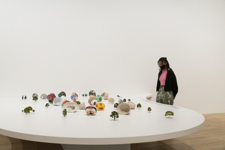 Lubaina Himid. Exhibition view at Tate Modern, Londra 2022. Photo credits © Tate (Sonal Bakrania)