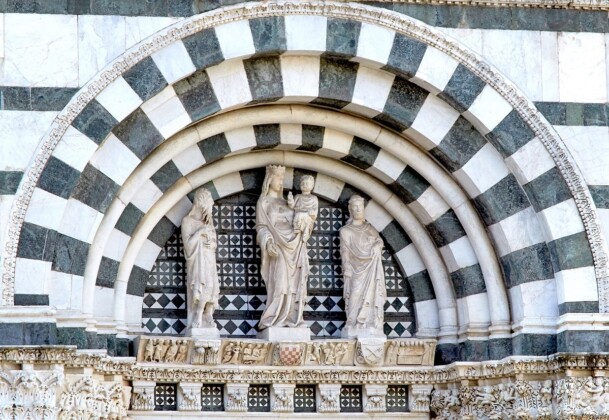 Lunetta del portale centrale, Battistero di San Giovanni in Corte, Pistoia