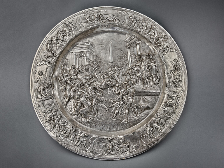 Matthias Melijn, Bacile col Ratto delle Sabine,1627, argento sbalzato e cesellato, diam. 67,5 cm. Toledo, Catedral Primada © Cabildo. Catedral Primada, Toledo. Photo David Blázquez