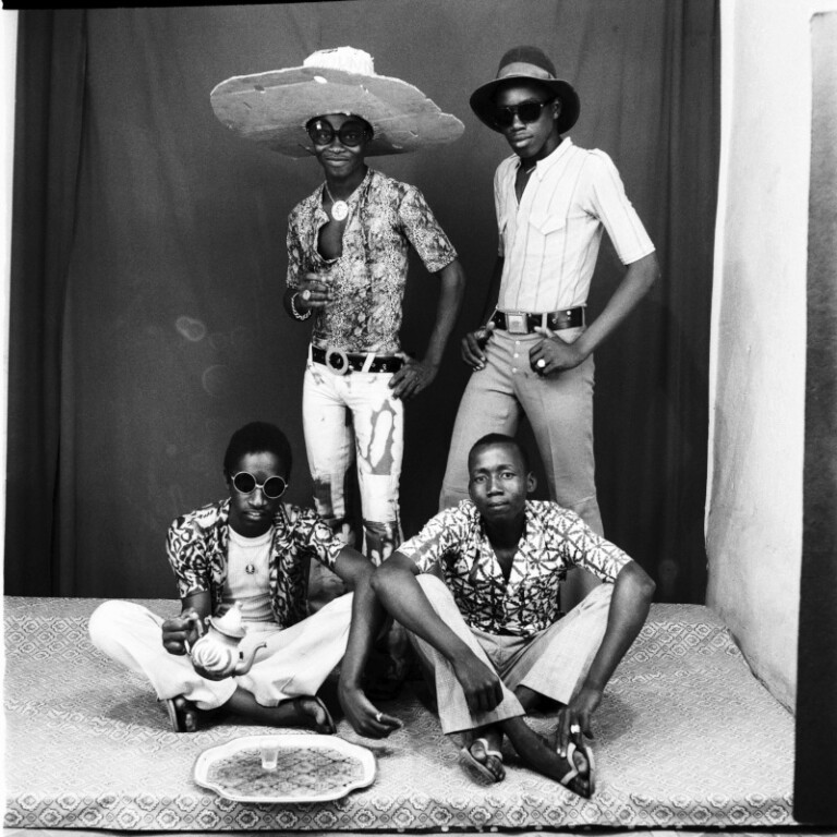 Malick Sidibé, Amis des Espagnols, 1968. Courtesy Gallery Fifty One, Anversa © Malick Sidibé