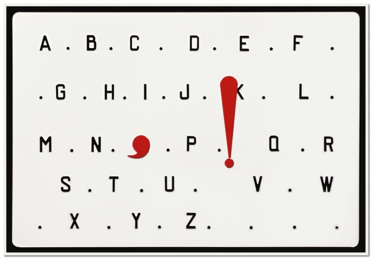 Marcel Broodthaers, L’Alphabet, 1969, plastica termoformata e verniciata © Succession Marcel Broodthaers _ 2022, ProLitteris, Zurich