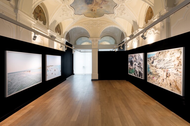 Massimo Vitali. Ti ho visto. Exhibition view at Mazzoleni, Torino 2022. Photo Renato Ghiazza