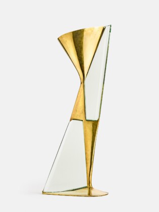 Max Ingrand, Lampada da tavolo modello 1815, 1957, ottone, vetro e metallo verniciato, 60×31 cm. Galleria Michela Cattai. Photo Enrico Fiorese