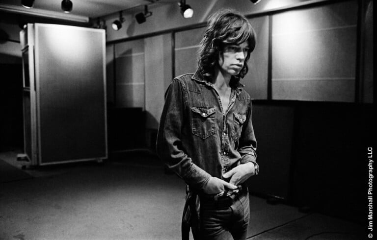 Mick Jagger prima di un concerto del tour americano del 1972, per promuovere Exile on Main Street. Photo Jim Marshall