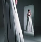 Mila Schön, campagna pubblicitaria della collezione primavera estate 1969 con la tunica ispirata ai tagli di Lucio Fontana indossata da Benedetta Barzini. Photo Ugo Mulas © Eredi Ugo Mulas