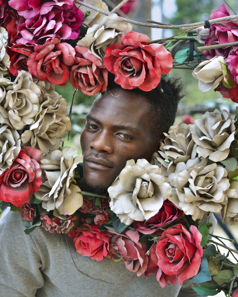 Ernest con le rose di santa Rosalia, artista togolese. Villa Giulia, Palermo 2018, serie Binidittu © Nicola Lo Calzo / Podbielski Contemporary