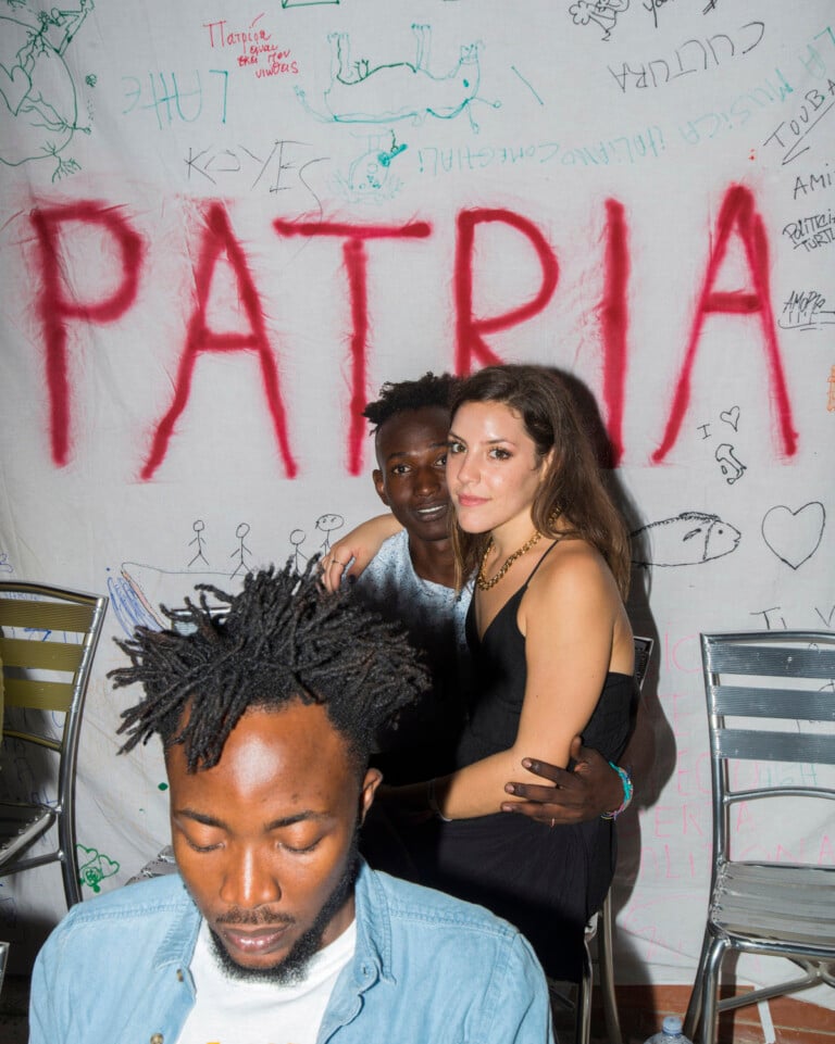 Nicola Lo Calzo, Chamwill davanti a Daouda e Sefora durante una festa ai Cantieri della Zisa, un luogo publico per le attività cultural e sociali a Palermo. 2018, Palermo, Sicilia © Nicola Lo Calzo / Podbielski Contemporary