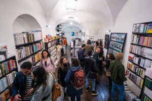 Pasolini acquatico e felice: la mostra fotografica diffusa per Perugia
