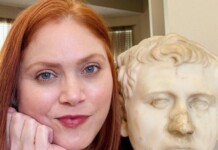 Laura Young e il busto romano