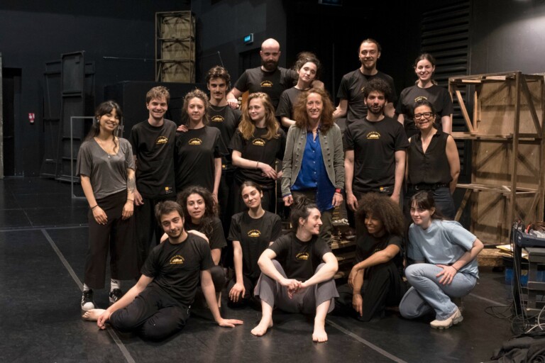 Serena Sinigaglia con i diplomandi attori_Civica Scuola di Teatro Paolo Grassi_ph Marina Alessi