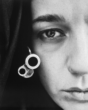 Shirin Neshat, Speechless, 1996. Courtesy dell’artista & Gladstone Gallery. Photo Larry Bams © Shirin Neshat