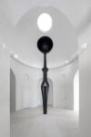 Simone Leigh, Sentinel, 2022, bronzo, 492.8 x 99.1 x 59.1 cm. Courtesy the artist & Matthew Marks Gallery. Photo Timothy Schenck © Simone Leigh