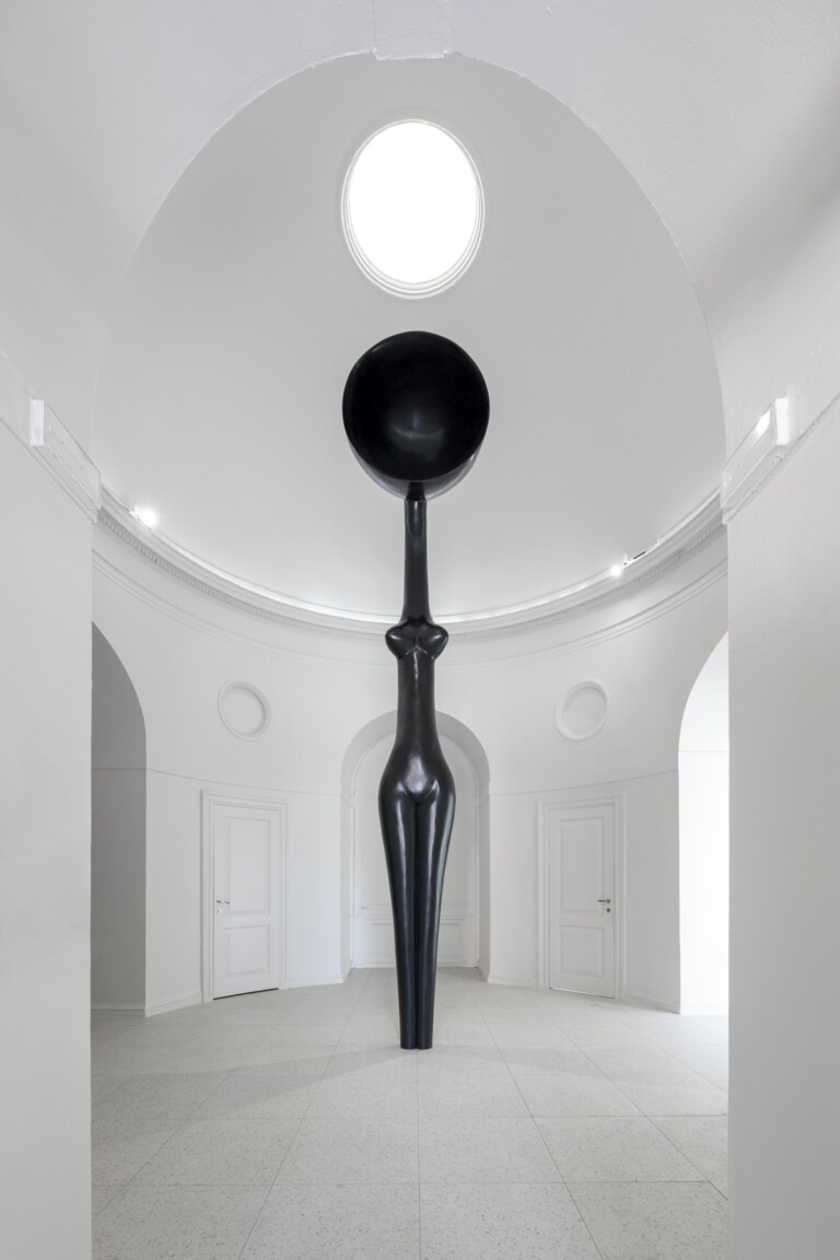 Simone Leigh, Sentinel, 2022, bronzo, 492.8 x 99.1 x 59.1 cm. Courtesy the artist & Matthew Marks Gallery. Photo Timothy Schenck © Simone Leigh