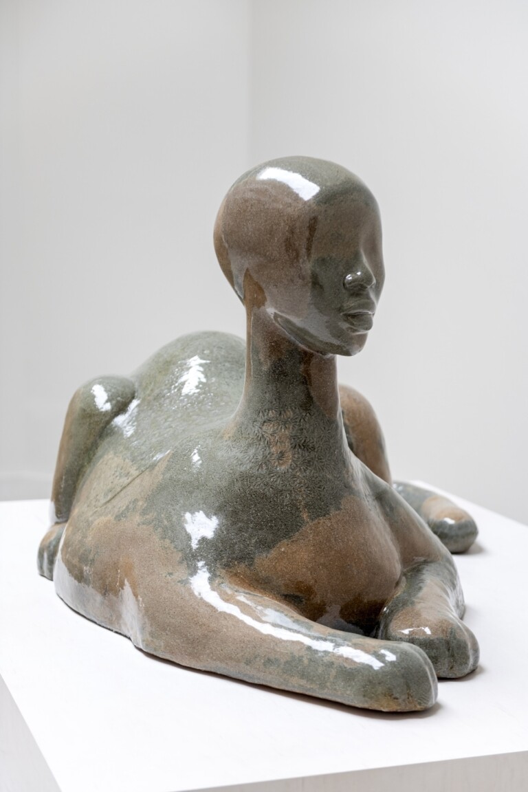 Simone Leigh, Sphinx, 2022, gres smaltato, 75.6 x 144.1 x 88.9 cm. Courtesy the artist & Matthew Marks Gallery. Photo Timothy Schenck © Simone Leigh