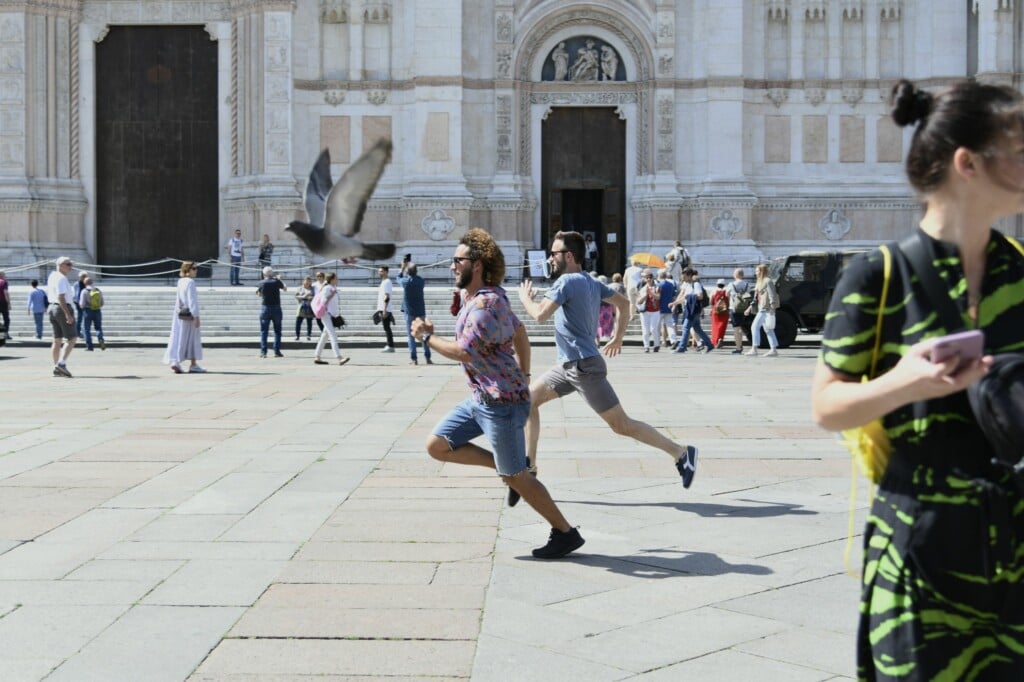 Le storie vere di Tino Sehgal. Le foto della performance in Piazza Maggiore a Bologna