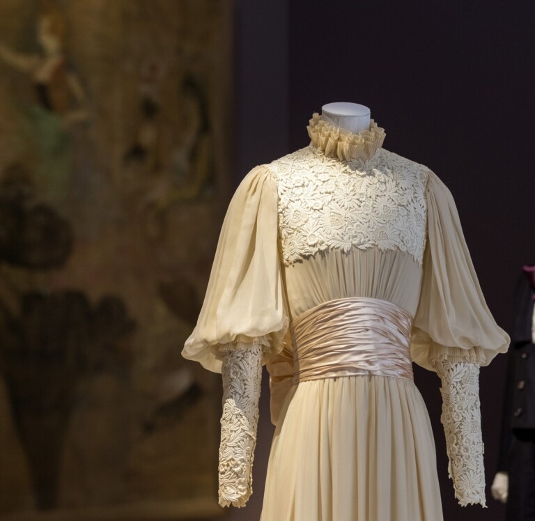 Yves Saint Laurent aux musées. Exhibition view at Musée d’Orsay, Parigi 2022. Photo © Sophie Crépy