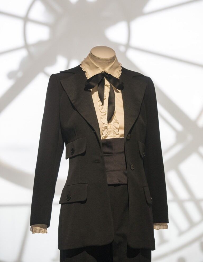 Yves Saint Laurent aux musées. Exhibition view at Musée d’Orsay, Parigi 2022. Photo © Sophie Crépy