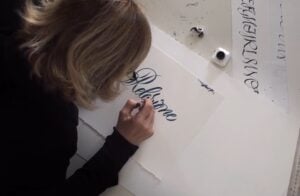 Una storia in punta sottile: il documentario dedicato alla calligrafa italiana Master Penman