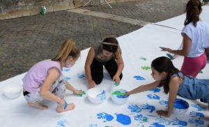 La pace disegnata dai bambini lungo il Tevere