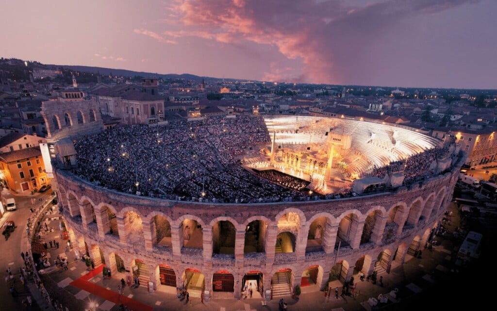 Crolla la stella di Natale all’Arena di Verona: danni irreversibili per l’anfiteatro romano