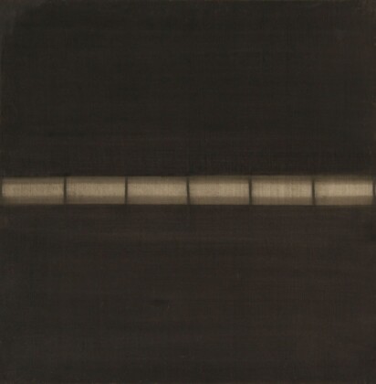 Bice Lazzari, Misure 11 H, 1965, tempera, colla e sabbia su tela, 75x75 cm © Archivio Bice Lazzari. Courtesy Richard Saltoun Gallery, Londra Roma