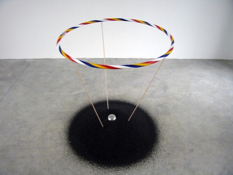 Christian Frosi, HHH, 2007, sabbia ceramizzata nera, hula hoop, sfera di acciaio, balsa, dimensioni variabili. Courtesy l’artista & ZERO..., Milano