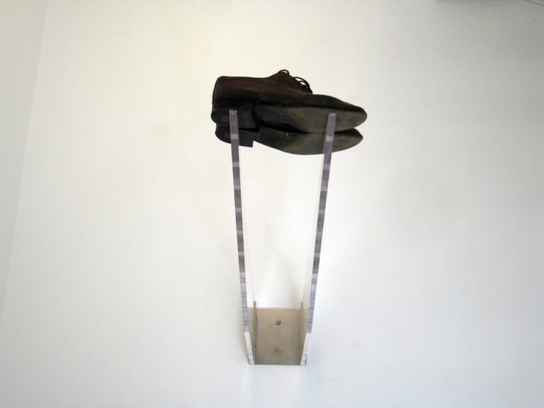 Christian Frosi, New Title U05, 2006, installazione, acciaio, perspex e scarpe di Chris Dercon, 20x20x160 cm installata a 3m di altezza. Courtesy l'artista & Galerie Rüdiger Schöttle, Monaco