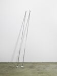 Christian Frosi, OOOOO PILLOW, 2006, 2 tubi in acciaio, 1 cuscino di piume d’oca, cm 200x100. Courtesy l’artista & ZERO…, Milano